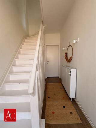 <p>Halfopen bebouwing met tuin en uitbreidingsmogelijkheden op 490 m² in Burcht</p><p>Op een mooi perceel van 490 m² bevindt zich deze halfopen bebouwing met heel wat mogelijkheden. De woning vormt een interessante basis voor wie op zoek is naar een eigendom die naar eigen smaak kan worden vernieuwd en verder ingericht.</p><p>Bij het betreden van de woning komt u in een aangename leefruimte met zithoek en eetplaats, met aansluitend de volledig uitgeruste keuken en wasberging met apart gastentoilet.<br />In de inkomhal bevindt zich ook de toegang tot de droge kelder;</p><p>Op de eerste verdieping vinden we 2 ruime slaapkamers terug en de gerenoveerde badkamer met inloopdouche, dubbele wastafel, toilet en handdoekradiator.<br />Via een vaste trap bereikt u de zolderverdieping, waar er mits de nodige inrichting en renovatiewerken de mogelijkheid bestaat om twee bijkomende slaapkamers te creëren. Hierdoor kan de woning uitgroeien tot een ruime gezinswoning met maar liefst vier slaapkamers.</p><p>Buiten wacht een aangename tuin waar vooral het open vergezicht voor een bijzonder gevoel van ruimte zorgt. <br />De woning wordt momenteel verwarmd via centrale verwarming op aardgas. Met een EPC-score van 477 kWh/m² jaar is er evenwel sprake van een renovatieplicht. Dit betekent dat de woning grondig kan worden aangepakt en gemoderniseerd, waarbij toekomstige eigenaars de kans krijgen om zowel het comfort als de energiezuinigheid aanzienlijk te verbeteren.</p><p>Tot slot dient rekening te worden gehouden met een erfdienstbaarheid die op de oprit zal worden gevestigd ten behoeve van het onderhoud en de bereikbaarheid van het achterliggende perceel.</p><p>Kortom, deze halfopen bebouwing combineert een ruime perceeloppervlakte, een mooie tuin met vergezicht en interessante uitbreidingsmogelijkheden. Dankzij de vaste trap naar de zolder, de mogelijkheid tot twee extra slaapkamers, de kelder en de oprit biedt de woning een stevige basis voor wie bereid is de handen uit de mouwen te steken en er een eigen, comfortabele thuis van te maken.</p><p>Maak vandaag nog uw afspraak om deze fantastische eigendom te kunnen bezichtigen.</p>
