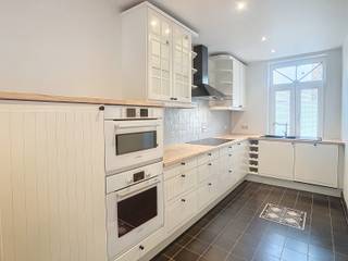 <p>Charmant gerenoveerd rijhuis uit 1902 gelegen in Tienen, op 7 min van het treinstation en dicht bij allerlei voorzieningen als een supermarkt, ziekenhuis,...<br /><br />Deze woning geniet van 142m² woonoppervlakte. Via het inkomhalletje kom je binnen in een prachtig afgewerkte keuken met eetplaats.<br />Drie traptreden lager bevind zich de lichtrijke woonkamer met zicht op het ruime terras. Verder is er op gelijkvloers ook een gastentoilet.<br /><br />Op de eerste verdieping vind je 2 slaapkamers, een badkamer met lavabomeubel, bad, douche en toilet. Op de tweede verdieping is er nog een slaapkamer en daarnaast is er nog heel wat plaats tot het creëren van een bureauruimte. <br /><br />Verder is er nog een ruime kelder met aansluiting voor een wasmachine.<br /><br />Mogelijkheid tot huren van staanplaats achter de woning!<br /><br />De huurprijs voor deze leuke, instapklare woning is 1200euro. <br />Het privatief verbruik is individueel. <br />De woning is beschikbaar 15/09/2026. <br /><br />Vraag snel je bezoek aan via: www.living-stone.be!</p>