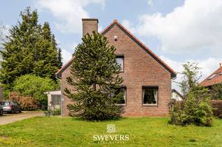 Voor meer info en foto’s, surf naar www.swevers.be<br /> – Deze ruime open bebouwing in een rustige straat in Heusden-Zolder biedt een mooie combinatie van ruimte, privacy en potentieel. Gelegen op een perceel van 10a 29ca en gebouwd in 1979, werd de woning deels gerenoveerd tussen 2005 en 2025. Met een bewoonbare oppervlakte van 228 m² en vijf slaapkamers is dit een ideale gezinswoning waar u enkel nog naar eigen smaak hoeft op te frissen.<br /><br />De inkomhal leidt naar de lichtrijke leefruimte van 34 m² met plaats voor zit- en eetgedeelte. Aansluitend bevindt zich de keuken van 11 m², uitgerust met Miele-toestellen (2016) en eenvoudig open te maken naar de leefruimte. De veranda (2005) zorgt voor extra leefcomfort en een mooi zicht op de tuin.<br /><br />Op de eerste verdieping zijn er drie slaapkamers (13 m², 12 m² en 9 m²) en een badkamer. Daarnaast zijn er nog twee extra kamers (16 m² en 8 m²), ideaal als bureau, hobbyruimte of logeerkamer. De zolder van 40 m² biedt extra opslag en uitbreidingsmogelijkheden.<br /><br />De tuin geniet van een open zicht op landbouwgrond, wat rust en privacy garandeert. Extra troeven zijn het alarmsysteem met buitencamera (2023), manuele rolluiken, hoogrendementsglas (2013) en een recente gasketel (2022). Dankzij de gunstige ligging zijn scholen, openbaar vervoer en snelwegen vlot bereikbaar. Voor meer informatie, bel 011 255 155. Bron bewoonbare oppervlakte: EPC – verslag.