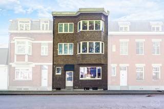 <p>Cette spacieuse maison se compose, au rez-de-chaussée, d'un hall d'entrée avec WC séparé, d'un salon de 20 m² ouvert sur la salle à manger de 26 m², ainsi que d'un espace polyvalent et lumineux de 16 m². Vous y trouverez également une cuisine de 8 m² et un coin repas de 11 m².<br /><br />Au premier étage, le hall de nuit dessert trois chambres de 12 m², 18 m² et 22 m², cette dernière bénéficiant de sa propre salle de douche.<br /><br />Le deuxième étage comprend trois chambres supplémentaires de 14 m², 16 m² et 16 m², ainsi qu'une salle de bain de 5 m².<br /><br />À l'extérieur, vous profiterez d'un agréable jardin aménagé avec une terrasse de 79 m², une pergola, un abri de jardin, un poulailler ainsi qu'un étang, offrant un cadre idéal pour les moments de détente.<br /><br />Caractéristiques techniques :<br /><br />Chauffage central au pellet ;<br />15 panneaux photovoltaïques installés en 2023 ;<br />PEB : C – n°20260425007936 – 245 kWh/m².an – 64.836 kWh/an ;<br />Électricité non conforme.<br /><br />Faire offre à partir de 390.000 €, sous réserve d'acceptation des propriétaires. Une belle opportunité pour les amateurs de volumes et de confort à proximité du centre d'Ath.</p>
<p>Contactez Lucie De Bock 0472/65.85.19 - lucie.db@weinvest.be - IPI 518.825</p>