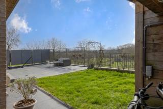 <p>Op zoek naar een ruime, perfect onderhouden woning op een rustige maar centrale ligging? Deze instapklare gezinswoning combineert comfort, functionaliteit en een kwalitatieve afwerking met een prachtig open verzicht.</p>
<p>U komt binnen via de inkomhal met gastentoilet. De ruime en lichtrijke woonkamer met open haard vormt het hart van de woning en biedt een aangename leefruimte voor het hele gezin. Aansluitend bereikt u het terras met patio en jacuzzi, waar u in alle privacy kan genieten van rust en ontspanning.</p>
<p>Op het tussenverdiep bevindt zich een aparte bureauruimte — ideaal voor thuiswerk of als rustige studieplek.</p>
<p>De eerste verdieping omvat een nachthal met drie volwaardige slaapkamers en twee badkamers, wat zorgt voor optimaal comfort en een praktische indeling. Op de tweede verdieping bevindt zich een vierde slaapkamer, perfect als extra slaapruimte, hobbykamer of bureau.</p>
<p>De woning is afgewerkt met kwalitatieve materialen en voorzien van hedendaags comfort zoals een videofoon, alarmsysteem, airconditioning, ingebouwde kasten en stijlvolle Japanse toiletten.</p>
<p>Dankzij de rustige ligging in combinatie met een centrale bereikbaarheid naar winkels, scholen en invalswegen, is dit een ideale woning voor wie comfortabel en zorgeloos wil wonen. Een eigendom waar ruimte, licht en woonkwaliteit centraal staan.<br /><br />EPC: 171 kWh / m² jaar</p>