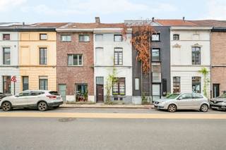 Te koop: Charmante stadswoning met 4 slaapkamers in Sint-AmandsbergIn het gezellige Sint-Amandsberg, vlak bij het centrum van Gent, bevindt zich deze charmante rijwoning met 4 slaapkamers en een aangename koer. Een ideale combinatie van comfortabel wonen en het bruisende stadsleven!Wat maakt deze woning uniek?De woning verwelkomt u in een gezellige leefruimte, waar u heerlijk kunt ontspannen. Aansluitend bevindt zich de volledig uitgeruste keuken. Met maar liefst 4 volwaardige slaapkamers biedt deze woning volop ruimte voor het hele gezin. Ook een bureau of hobbykamer behoort tot de mogelijkheden.Buiten geniet u van een gezellige koer, een heerlijke plek om tot rust te komen midden in de stad.De centrale ligging in Sint-Amandsberg vormt een absolute troef! Winkels, scholen, openbaar vervoer en andere voorzieningen bevinden zich vlakbij. Ook het bruisende stadscentrum van Gent is vlot bereikbaar.Voor wie is dit ideaal?Ideaal voor mensen die op zoek zijn naar een charmante woning met 4 slaapkamers, een tuin en een uitstekende ligging nabij het centrum van Gent.Meer info of bezoek via luna@immobeguin.beTe koop via Immo Beguin, jouw vastgoedexpert sinds 2009, met kantoren in Ronse, Waregem, Kortrijk, Deinze, Doornik, Lessines, Moeskroen en Nieuwpoort.
