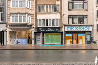 Dit volledig opgefriste commercieel gelijkvloers van ca. 135 m² bevindt zich op een uitstekende locatie in de Quellinstraat, aan de zijde met bijzonder veel passage en op wandelafstand van het Centraal Station, de Keyserlei en talrijke winkels en kantoren. Dankzij de individuele nutsvoorzieningen en het ontbreken van een externe syndicus blijven de vaste kosten bijzonder laag (ca. €70/maand). Het pand staat leeg en kan volledig naar eigen wens worden ingevuld. Daarnaast beschikt het pand over twee zeer ruime kelderbergingen.<br /><br />Indeling<br />Ruime winkelruimte vooraan, ideaal voor retail of dienstverlenende activiteiten.<br />Achteraan bevinden zich een keuken en badkamer.<br />Daarnaast zijn er twee extra kamers die perfect kunnen dienen als stockageruimte of bureel.<br />Achteraan is er bovendien een koer.<br /><br />Bijzonderheden: <br />Individuele verwarmingsketel (Junkers)<br />Individuele meters voor gas, elektriciteit en water<br />EPC: C<br />Horeca niet mogelijk<br />Twee kelderbergingen<br /><br />Kosten & voorwaarden<br />Vaste kosten: ca. €70/maand<br />Geen externe syndicus wat zorgt zeer lage gemeenschappelijke lasten<br />Onmiddellijk beschikbaar voor eigen invulling