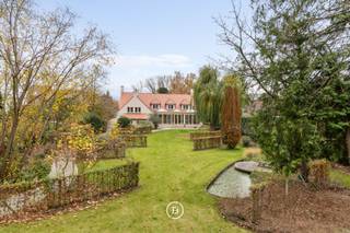 Découvrez cette villa prestigieuse, réalisée avec des matériaux de haute qualité et un niveau de finition exceptionnel, sur un domaine généreux...