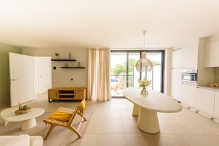 In het hart van Avelgem bevindt zich dit knusse nieuwbouwappartement, perfect ingericht en volledig geschilderd.Eén stap naar buiten en u vertoeft in...