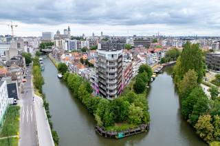 Ontdek dit prachtige appartement (inclusief ondergrondse staanplaats) van ca. 114 m², ideaal gelegen nabij het centrum van Gent, op slechts 1 km van de op- en afrit Gent-Zuid en op wandelafstand van het bruisende stadscentrum. Het appartement bevindt zich op de 1ste verdieping en bestaat uit een inkomhal met apart toilet, een ruime en lichtrijke woonkamer met terras, een keuken met ensuite een berging, twee ruime slaapkamers waarvan één met terras en een badkamer met douche en dubbele lavabo. <br /><br />De maandelijkse huurprijs bedraagt 1.200 euro, te vermeerderen met 50 euro/maand voor de vaste kosten. EGW niet inbegrepen. <br /><br />Troeven:<br />- 2 overdekte terrassen met zicht op de Schelde<br />- ondergrondse staanplaats<br />- kelderberging<br />- EPC label A (70 kWh/ (m2 jaar))<br /><br />Bezoek mogelijk na afspraak met Serge van Center Office via 0485/61 59 22