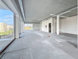 In het prestigieuze nieuwbouwproject Groenloo, gelegen op de voormalige Kodaksite in Vilvoorde, bieden wij nog 5 moderne kantoorruimtes te huur aan. Deze unieke locatie combineert een vlotte bereikbaarheid met een groene, hedendaagse werkomgeving.Kenmerken:- Oppervlakte: 187,67 m²- Huurprijs: € 1.876,7 / maand- Casco oplevering: volledige vrijheid om de ruimte naar eigen smaak en noden in te richten- Moderne nieuwbouw met kwalitatieve uitstraling- Gelegen in een dynamische en groeiende omgevingDaarnaast zijn er ook nog:- Staanplaatsen beschikbaar- Bergingen te huurDankzij de strategische ligging nabij belangrijke invalswegen en het centrum van Vilvoorde, is deze locatie ideaal voor ondernemingen die op zoek zijn naar een professionele en vlot bereikbare uitvalsbasis.Troeven:- Nieuwbouwproject met moderne architectuur- Flexibele invulling (casco)- Parkeermogelijkheden en extra opslagruimte- Aantrekkelijke en groene omgevingInteresse? Neem vandaag nog contact op voor meer informatie of een bezichtiging en ontdek de mogelijkheden van uw toekomstige kantoor in Groenloo!