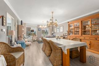 ZONNIG en INSTAPKLAAR appartement met 2 SLK en overdekte staanplaats INDELING Ruim en lichtrijk appartement met zonnige leefruimte en grote...