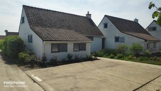 <p>Bent u op zoek naar een volledig instapklare woning in een rustige en groene omgeving?</p><p>Dan is deze prachtige vakantiewoning zeker iets voor u.  Voldoet volledig aan de renovatieplicht!</p><p>Ruime parking bij  de deur, een ruime en mooie living afzonderlijk van de keuken, keuken volledig vernieuwd</p><p>voorzien van alle mogelijke  toestellen, volledig vernieuwde badkamer met douche, 3 slaapkamers (1 op het gelijkvloers en 2 boven),</p><p>Gesloten verdieping.</p><p>Grote tuin volledig naar de zon gericht.</p><p>EPC : D (geen renovatieplicht)!</p><p><br /><br /> </p>