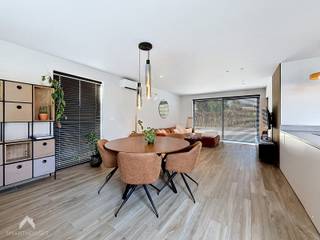 Recente en mooi afegewerkte halfopen woning met een warme hedendaagse uitstraling. Deze woning bestaat uit een lichtrijke inkomhal met apart gastentoilet. De gezellige leefruimte met eetplaats en open keuken vormt het hart van de woning en geniet van veel natuurlijk licht en een mooi zicht op de onderhoudsvriendelijk aangelegde tuin. Door de open indeling voelt de woning bijzonder ruim en aangenaam aan. Aansluitend bevindt zich naast de keuken nog een praktische berg– en wasruimte. <br />Op de verdieping zijn er twee volwaardige slaapkamers. De master bedroom beschikt over een handige dressing, terwijl de tweede kamer volledig werd ingericht met bureau en maatkasten, perfect als kinderkamer, thuisbureau of hobbyruimte. Buiten geniet je van een zonnige, zuid-gerichte tuin. De tuinberging opgedeeld in een afgesloten bergruimte en een overdekt loungegedeelte, ideaal voor gezellige zomeravonden of extra buitencomfort. De automatische poort zorgt bovendien voor een afgesloten private oprit, wat extra veiligheid en gebruiksgemak biedt.<br /><br />Troeven:<br />
<ul>
<li>Energiezuinig</li>
<li>Airco met koel- en verwarmingsfunctie</li>
<li>Conforme elektrische installatie</li>
<li>Regenwaterput 7.500 L</li>
<li>Nabij winkels, scholen en andere voorzieningen</li>
<li>Onderhoudsvriendelijk aangelegde tuin</li>
<li>Ruime oprit</li>
</ul>
Deze woning is te koop ZONDER makelaar via het concept van Smart Houses! Verdere inlichtingen of bezoek? Contacteer de eigenaar via +32477926826