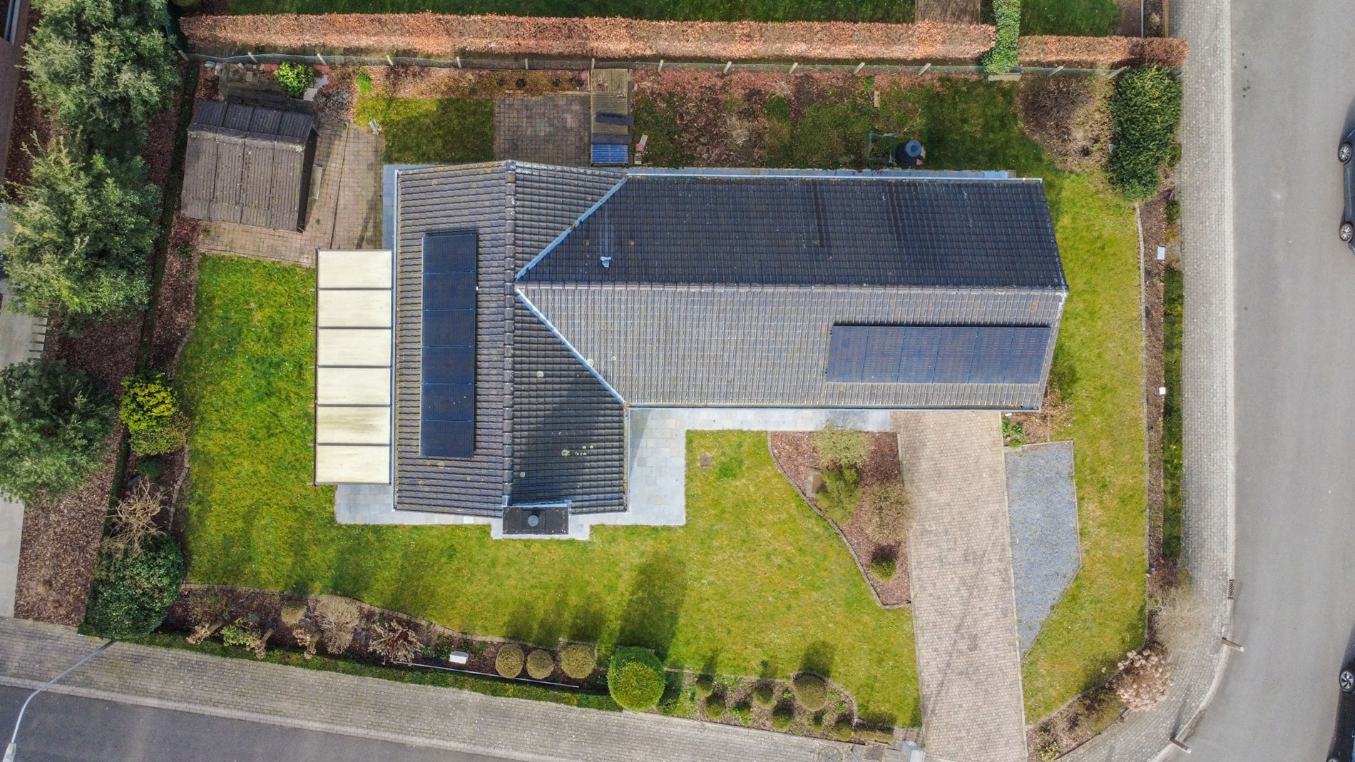 CHARMANTE BUNGALOW MET 2SLPK OP TOPLOCATIE ! - foto 4