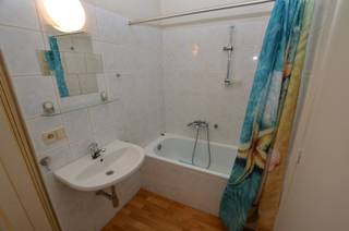 Indeling:<br /><br />Inkom, woonkamer, ruime leef-keuken, 1 slaapkamer, badkamer met ligbad, wastafel en toilet, berging, grote koer (7m x 10m). Gemeenschappelijke fietsenberging. <br /><br />- Elektriciteit conform<br />- Kleine residentie (GEEN LIFT)<br />- Dubbele beglazing PVC<br />- Geen syndickosten.