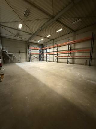 <p>🚨 BEDRIJFSHAL 300 m² TE HUUR IN WESTERLO</p><p>Op zoek naar een goed bereikbare bedrijfsruimte voor je onderneming?</p><p>📐 300 m²</p><p>🏢 Magazijn</p><p>🚛 Grote sectionale poort</p><p>🛣️ Vlak bij de autosnelweg</p><p>🔐 Alarminstallatie</p><p>📍 Westerlo</p><p>⚡ Onmiddellijk beschikbaar</p><p>💶 € 1.500/maand</p><p>Ideaal voor KMO, zelfstandige, aannemer, opslag, logistiek, groothandel, webshop of technische onderneming.</p><p>Een praktische bedrijfsruimte op een strategische locatie met uitstekende bereikbaarheid.</p><p>📩 Interesse? Stuur een bericht voor meer informatie of een afspraak ter plaatse.</p>