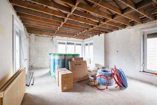 Nog verder af te werken gelijkvloerse woning met 3 slaapkamers in een rustige omgeving Ligging :+ Gelegen in een rustige wijk met enkel doorgaand...