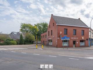 <strong>RUIM HANDELSPAND MET WOONGELEGENHEID, GARAGE EN TUIN TE MAASEIK.</strong><br /><br /><strong>TROEVEN<br /></strong>- Centrale, commerciële ligging in Neeroeteren.<br />- Ruim handelspand met vele mogelijkheden.<br />- Vier slaapkamers en ruime polyvalente ruimte op de verdieping.<br />- Inpandige garage, werkplaats en vrijstaande garagebox.<br />- Veel parkeermogelijkheid.<br /><br /><strong>KELDERVERDIEPING</strong><br />Kelderruimte (4,00m x 3,00m = 12,00m²).<br /><br /><strong>GELIJKVLOERS</strong><br />- Inkomhal (1,80m x 0,95m = 1,71m²) tegelvloer.<br />- Café (3,37m x 11,06m + 4,51m x 6,33m = 65,82m²) toog ingericht met frigo's, kastruimte, spoelbak, tapkraan, tegelvloer.<br />- Keuken (5,68m x 4,35m = 24,71m²) onderkasten, lades, 4-pits gasvuur, koelkast, vaatwasser, tegelvloer.<br />- Toiletten horeca (3,59m x 2,05m = 7,36m²) ingericht met 2 urinoirs, lavabo en apart toilet, tegelvloer.<br />- Berging (4,28m x 5,37m = 22,98m²) tegelvloer.<br />- Toilet (1,22m x 0,94m = 1,15m²) tegelvloer.<br />- CV-ruimte (3,01m x 3,66m = 11,02m²) cv-ketel, lavabo, inbouwkasten, tegelvloer.<br />- Inpandige garage (6,44m x 5,40m = 34,78m²) onderkast met lavabo, tegelvloer.<br />- Werkplaats (4,00m x 5,37m = 21,48m²) tegelvloer.<br />- Veranda (6,21m x 3,25m = 20,18m²) tegelvloer.<br />- Hal (4,31m x 1,91m = 8,23m²) doorgang van café naar keuken, trappenhal naar verdieping, tegelvloer.<br />- Sas (3,33m x 1,78m = 5,93m²) tegelvloer.<br /><br /><strong>VERDIEPING +01</strong><br />- Overloop (1,91m x 9,45m = 18,05m²) tapijtvloer.<br />- Badkamer (3,27m x 2,03m = 6,64m²) ingericht met enkele lavabo, ligbad, bidet, linoleumvloer.<br />- Slaapkamer 1 (4,33m x 5,84m = 25,29m²) tapijtvloer.<br />- Slaapkamer 2 (4,61m x 2,77m + 2,42m x 3,43m = 21,07m²) airco, linoleumvloer.<br />- Slaapkamer 3 (4,30m x 3,49m = 15,01m²) linoleumvloer.<br />- Slaapkamer 4 (4,61m x 3,14m = 14,48m²) linoleumvloer.<br />- Polyvalente ruimte (11,37m x 5,39m = 61,28m²) bereikbaar via trap in achterbouw, tegelvloer.<br /><br /><strong>VERDIEPING +02</strong><br />Zolderruimte: bereikbaar via trap en zolderluik.<br /><br /><strong>EXTERIEUR<br /></strong>- Bekiezelde parking.<strong><br /></strong>- Tuin.<br />- Inpandige garage.<br />- Beklinkerd terras.<br /><br /><strong>EXTRA INFORMATIE</strong><br />Dit pand kan onderhevig zijn aan de renovatieverplichting die door de Vlaamse overheid wordt opgelegd voor residentiële gebouwen. Alle informatie kunt u terugvinden via https://www.vlaanderen.be/een-woning-kopen/renovatieverplichting-voor-residentiele-gebouwen-vanaf-2023.<br /><br />Bekijkt u deze advertentie via een aanverwante vastgoedsite, surf dan zeker naar onze website www.N78vastgoed.be voor een uitgebreide beschrijving en foto's. Meer info: +32 (0)89 86 18 88 of info@N78vastgoed.be.
