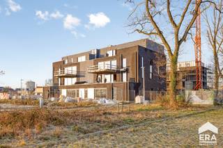 <p><strong>Park Gijsen: een kwalitatief, duurzaam en groen gelegen bouwproject in Leopoldsburg!</strong></p><p><strong>LANCERINGSACTIE: Eerste 5 kopers krijgen een <u>gratis berging</u>! </strong></p><p>Het project bestaat uit 2 gebouwen van elk 13 appartementen &amp;amp; 2 penthouses.</p><p>De residentie biedt een unieke woonervaring in een groen en nieuw ontwikkeld gebied, vlakbij de jachthaven en op wandel- en fietsafstand van het centrum van Leopoldsburg.</p><p>Park Gijsen is omgeven door prachtig aangelegde tuinen en <strong><em>groene zones</em></strong>. De gemeenschappelijke buitenruimtes, inclusief een <strong><em>waterpartij</em></strong>, wandelpaden en een <strong><em>grote fietsenberging</em></strong>, bieden u een rustige en serene omgeving om te ontspannen en te genieten van <strong><em>de natuur</em></strong>.</p><ul><li>Zeer interessante opties voor investering</li><li>Eigentijdse architectuur</li><li>Tijdloze en kwalitatieve uitstraling</li><li>Warmtepomp &amp;amp; zonnepanelen</li><li>E-peilscore lager of gelijk aan 20</li></ul><p>Aankoop onder BTW-stelsel: 12% op de grondwaarde &amp;amp; 21% op het constructie-aandeel. </p><ul><li>1 slaapkamer appartement vanaf €174.900,-</li><li>2 slaapkamer appartement vanaf €209.900,-</li><li>3 slaapkamer appartement (penthouses) vanaf €254.900,-</li></ul><p>Autostandplaats te koop vanaf €17.000,- (exclusief kosten)</p><p>Kelderberging te koop vanaf €5.000,- (exclusief kosten)</p><p><br /></p><p>Extra inlichtingen te verkrijgen op kantoor:</p><p>011 550 440 - mathias@eratournier.be</p>