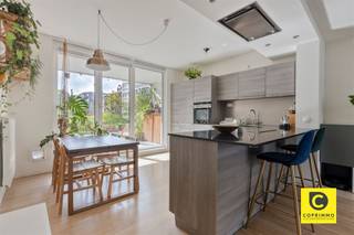 <p><span>Uniek gelijkvloers 2-slaapkamerappartement (103 m²) met ruim zuidterras in de groene Veldekens!</span></p><p><span>Bent u op zoek naar een instapklaar, vlot toegankelijk en modern gelijkvloers appartement met een royale buitenruimte op een absolute droomlocatie? Dit prachtige 2-slaapkamerappartement van ca. 103 m² bevindt zich op het gelijkvloers van een kleinschalig en recent gebouw in de gegeerde Veldekenswijk een verborgen, rustig stukje groen in Berchem. Met een uitstekende Mobiscore van 9,5/10 woont u hier heerlijk rustig aan een recent heraangelegd woonerf. Binnen een straal van enkele honderden meters vindt u crèches, basisscholen, parken met speeltuintjes, sportcentrum Het Rooi en nabijgelegen zorgvoorzieningen.</span></p><p><span> </span></p><p><span>Dankzij de toplocatie staat u op slechts 10 minuten wandelen van station Berchem en de dichtstbijzijnde tramhalte. Ook de Antwerpse Ring en de belangrijkste uitvalswegen (richting Brussel, Mechelen en Gent) zijn in no-time bereikbaar ideaal voor forensen, zonder ooit gehinderd te worden door de verkeersdrukte!</span></p><p><span> </span></p><p><span>Inkomhal, toilet & praktische berging</span></p><p><span>U komt het appartement binnen via een verzorgde inkomhal voorzien van een handige vestiairekast. Vlak bij de inkom bevindt zich het aparte gastentoilet met handenwasser én een zeer ruime, praktische berging/wasplaats met alle nodige aansluitingen voor uw wasmachine en droogkast.</span></p><p><span> </span></p><p><span>Lichtrijke leefruimte & Moderne open keuken (ca. 41 m²)</span></p><p><span>Via de hal wandelt u de lichtrijke leefruimte binnen. Dankzij de grote raampartijen aan beide kanten geniet de kamer van een prachtige, natuurlijke lichtinval. Het kloppend hart van de woning is de strakke, moderne open keuken uitgerust met een stijlvol kookschiereiland/bar, een kwalitatief werkblad en hoogwaardige Siemens inbouwtoestellen (inclusief inductiekookplaat). Een heerlijke plek om te koken en te ontvangen!</span></p><p><span> </span></p><p><span>Slaapkamers & Badkamer</span></p><p><span>Via de nachthal bereikt u de twee volwaardige slaapkamers. De master bedroom biedt ruim voldoende plek voor een groot bed en kastenwand, terwijl de tweede slaapkamer zich perfect leent als logeerkamer, kinderkamer of thuiswerkbureau/dressing. De verzorgde badkamer is compleet uitgerust met zowel een comfortabel ligbad als een ontspannende regendouche en een modern wasmeubel.</span></p><p><span> </span></p><p><span>Riant, deels overdekt zuidterras (ca. 36 m²)</span></p><p><span>Vanuit de leefruimte stapt u direct op de absolute parel van dit appartement: het zeer ruime, deels overdekte zuidterras van ca. 36 m². Hier geniet u van 's morgens tot 's avonds in alle privacy van de zon en het rustgevende zicht op de gedeelde groene binnentuin.</span></p><p><span> </span></p><p><span>Parkeren, kelder & fietsenstalling</span></p><p><span>Bij het appartement hoort een private kelderberging. Daarnaast beschikt het gebouw over een handige, afgesloten gemeenschappelijke fietsenstalling. Een ondergrondse autostaanplaats is mee aan te kopen voor 25.000 euro.</span></p><p><span> </span></p><p><span>De highlights op een rij:</span></p><p><span>- Toplocatie: Gelegen in de rustige, groene Veldekenswijk te Berchem aan een heraangelegd woonerf (Mobiscore 9,4/10).</span></p><p><span>- Ruim & Lichtrijk: Ca. 103 m² bewoonbare oppervlakte met grote raampartijen aan beide kanten.</span></p><p><span>- Moderne afwerking: Open leefruimte (ca. 41 m²) met stijlvol kookschiereiland en Siemens-toestellen.</span></p><p><span>- Groot zuidterras (ca. 36 m²): Deels overdekt buitenleven met vrij zicht op de gedeelde binnentuin.</span></p><p><span>- Comfort: 2 slaapkamers, compleet uitgeruste badkamer (bad + regendouche) en aparte wasberging.</span></p><p><span>- Praktisch: Private kelderberging, gedeelde fietsenstalling en optionele ondergrondse autostaanplaats (25.000 euro).</span></p><p><span> </span></p><p><span>Kortom: een zeldzame kans op ruim, zorgeloos en groen wonen op het gelijkvloers in Berchem! Plan snel uw bezoek ter plaatse.</span></p>