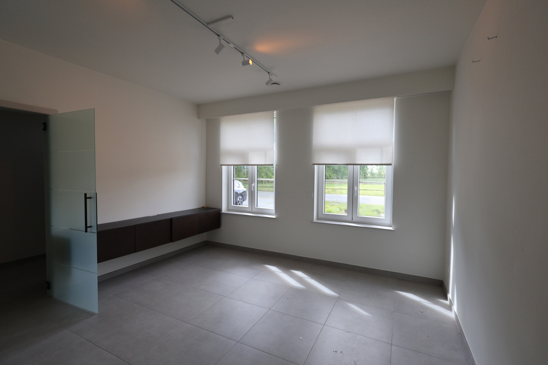 Een ruime nieuwbouwwoning met 3 slaapkamers, terras, tuin en garage.  - foto 2