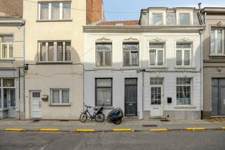 De woning beschikt over een bewoonbare oppervlakte van circa 95 m² en biedt heel wat mogelijkheden om er een gezellige en hedendaagse thuis van te maken.<br /><br />Indeling:<br />Gelijkvloers:<br />-Woonruimte met open keuken<br />-Badkamer<br />-Toegang tot kelder<br /><br />Eerste verdiep:<br />- 2 Slaapkamer<br /><br />Zolder is afgemaakt en is nu ingericht als slaapkamer.<br /><br /><br />Momenteel wordt deze woning nog verhuurd.<br /><br />Hoewel er geen buitenruimte aanwezig is, vormt deze woning een interessante opportuniteit voor starters, alleenstaanden, koppels of investeerders die op zoek zijn naar een compacte stadswoning in Mechelen.<br /><br />De Gebroeders Verhaegenstraat is een erfgoedstraat gelegen in hartje Mechelen. Het intern samenvoegen van woning nr 20 en 22 zou na overleg met bouwdienst mogelijk moeten zijn mits behoud van de originele gevels. Vergunning zelf te bekomen.<br /><br />Maak snel je afspraak met Dewaele vastgoed te Mechelen<br /><br />Bestuursmaatregelen in het maatregelenregister: nee<br /><br />Deze AI-visualisaties zijn bedoeld als inspiratie. Er werd geen rekening gehouden met technische specificaties, stedenbouwkundige voorschriften of de concrete mogelijkheden tot realisatie.