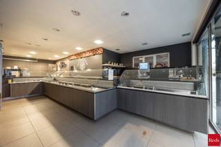 <span><span><strong>Handelsruimte met winkel en werkplaats in het centrum van Lint</strong></span><br /><br />We vinden dit recente handelsgelijkvloers (115m²) op een commercieel gegeerde locatie in het centrum van Lint, vlak aan het rondpunt waar de verbindingswegen van de nabijgelegen dorpen samenkomen. <br /><br />Het pand bevindt zich onderaan een karaktervol appartementsgebouw van 2008. U geniet zowel op het Kerkplein als het Oudstrijdersplein van voldoende gratis parkeergelegenheid, wat een enorme toegevoegde waarde is voor passerende klanten. </span><br /><br /><span>Indeling: handelsruimte met winkel, koude werkplaats, technische ruimte, stockage, toilet, terras. Momenteel is de zaak ingericht als slagerij/delicatessenzaak.<br /><br />Het handelsfonds valt over te nemen, meer info kan u verkrijgen op aanvraag.</span><br /><br /><span>Algemeen:</span><br /><span>- commerciële topligging</span><br /><span>- voldoende parkeergelegenheid </span><br /><span>- aparte ingang achteraan</span><br /><span>- elektriciteit conform</span><br /><span>- EPC-label B<br /><br />Voor meer info of een bezoek, neem contact op met Jakob, 0483 48 82 49 of Jakob@reds.be.<br /></span>
