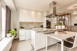 <br /><strong>Welkom thuis in de Boomsesteenweg 433 bus 2 te Wilrijk!</strong><br /><br />Bent u op zoek naar <strong>een instapklaar appartement</strong> op een vlot bereikbare locatie? Dan is dit zeker een opportuniteit! Gelegen nabij belangrijke invalswegen, winkels en openbaar vervoer, geniet u hier van een uitstekende bereikbaarheid en alle voorzieningen binnen handbereik.<br /><br /><strong>Via de trap</strong> bereiken we <strong>de tweede verdieping.</strong><br />We betreden het appartement <strong>via de inkomhal met vestiaire </strong>en <strong>gastentoilet</strong>. Van hieruit komen we in de <strong>lichtrijke leefruimte</strong>, waar grote raampartijen zorgen voor een aangename lichtinval en een open, gezellige sfeer. <strong>De leefruimte </strong>sluit naadloos aan op de volledig <strong>ingerichte keuken met keukeneiland</strong> – ideaal voor wie houdt van comfort en gezellig samen koken.<br /><br />Het appartement beschikt over<strong> twee volwaardige slaapkamers,</strong> perfect als master bedroom, kinderkamer of thuiskantoor.<br /><strong>De badkame</strong>r is uitgerust met <strong>een douche, lavabo en aansluiting voor wasmachine en droogkast.</strong><br /><br />In de <strong>kelderverdieping bevindt zich een ruime, afgesloten bergplaats</strong> evenals een extra <strong>praktische stockageplaats</strong>.<br /><br /><u><strong>Winkels &amp; voorzieningen:</strong></u><br />Op korte afstand vindt u een ruim aanbod aan winkels en dagelijkse voorzieningen:<br />Colruyt Wilrijk (±700 m)<br />Delhaize Wilrijk (±900 m)<br />Shoppingcenter De Kern (±5 min)<br />IKEA Wilrijk (±5 min)<br />Tong Fong Supermarket<br />Diverse buurtwinkels, bakkers en slagers in de directe omgeving<br />Alles binnen handbereik voor een comfortabel dagelijks leven!<br /><br /><u><strong>Groene omgeving</strong></u><br />Op wandel- en fietsafstand bevindt zich het prachtige Nachtegalenpark (±90 ha), bestaande uit Park Den Brandt, Middelheimpark en Vogelenzangpark.  Ideaal voor wandelen, joggen, ontspanning en cultuur Op ca. 5 minuten van het appartement<br />Daarnaast ligt het rustige Schoonselhof op slechts 5 à 7 minuten.<br />De Hobokense Polder bevindt zich op ca. 10 minuten en biedt een prachtig natuurgebied met wandelroutes.<br /><br /><u><strong>Technisch</strong></u><br />EPC: 103 kWh/m²jaar – label B<br />G-&amp;P-score: A &amp; A<br />Geen renovatieplicht<br />Driedubbele beglazing<br />Elektrische rolluiken vooraan<br />Manuele rolluiken aan de een slaapkamer achteraan<br />Geen syndicus: zeer lage maandelijkse kost (ca. €9/maand)<br />Stedenbouw in aanvraag<br /><br />Gezellig en energiezuinig appartement met een uitstekende ligging nabij groen én stad – ideaal als eerste woning of investering.<br />Interesse? Neem snel contact op!<br /><br /><br /> 