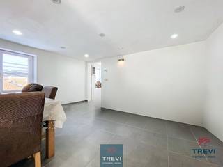 Proche du centre-ville et de la gare, bel appartement joliment rénové au deuxième étage d'une petite résidence avec peu de charges et sans...