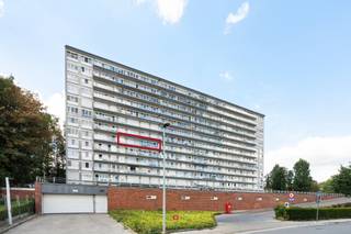 strong&gt;Ben je op zoek naar een instapklaar appartement met 2 slaapkamers, terras en parkeermogelijkheden op een toplocatie in Aalst? Gevonden!<br />Op de vijfde verdieping van een verzorgde residentie bevindt zich dit lichtrijke en instapklare appartement. De residentie biedt heel wat extra comfort dankzij de ruime parking, het verzorgde park, een centraal afvalpunt en een beveiligde fietsenstalling. Een supermarkt, lagere school, apotheek en openbaar vervoer bevinden zich op wandelafstand, terwijl je in amper 10 minuten naar het centrum van Aalst wandelt. Ook de oprit van de E40 ligt op slechts 2 km.
<p>Het appartement beschikt over een gunstig EPC-label B en driedubbele beglazing. Daarnaast zijn een conforme elektrische keuring tot 2044 en een privatieve kelderberging aanwezig. Er is een ondergrondse parkeerplaats verplicht mee aan te kopen voor €12.500. Het appartement is momenteel verhuurd aan €750 per maand, vermeerderd met €200 gemeenschappelijke kosten, wat het ook interessant maakt als investering.</p>
<p>Binnen kom je terecht in de lichtrijke leefruimte van 32 m² met open keuken, uitgerust met inductiekookplaat, oven en vaatwasser. Zowel vanuit de leefruimte als vanuit de keuken heb je rechtstreeks toegang tot het aangename terras, een fijne extra buitenruimte om te ontspannen. Verder zijn er twee slaapkamers van 9 m² en 12 m² en een badkamer met douche, toilet en lavabo.</p>