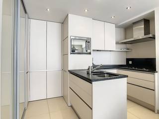 Prachtig gerenoveerde 2 slaapkamerappartement in Residentie Apollo. Dit ruime zonnig appartement is volledig instapklaar!Indeling:Inkomhal...