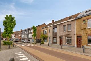 Instapklare rijwoning op een perceel van 230 m² met zonnige tuin en toegang via de achterliggende straat. Indeling: inkom, living, ingerichte keuken, badkamer/wasplaats. Verdieping: 2 grote slaapkamers en een tweede badkamer (ligbad, dubbele lavabo en toilet). Grote, geïsoleerde ingerichte zolderkamer. Aangelegde tuin met extra stalling en grote garage (elektriciteit en water voorzien).