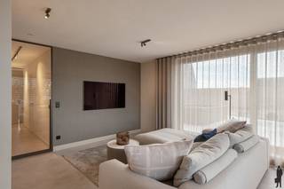 Zeer luxe afgewerkt nieuwbouw appartement van ca. 110 M2 met uitzonderlijk ruim ZW-terras van ca. 70 M2 in het centrum van...