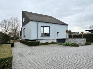 Deze stijlvolle, instapklare villa bevindt zich tussen Deinze en Gent, op een boogscheut van de Leie. De ligging combineert een vlotte...