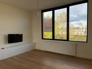 <p><span>Charmant duplex appartement met veel lichtinval en één heel grote slaapkamer in de Zurenborgwijk. U komt binnen in een gebouw, volledig gerenoveerd in 2017. Er is geen lift en geen syndicus, dus heel lage algemene kosten te delen met de twee andere nieuwe bewoners die ook net hebben gekocht. Sinds 2017 is het appartement/gebouw verhuurd geweest. Naast de super locatie heeft het appartement veel te bieden. Een groot volume door de hoge plafonds, overal parketvloer, veel lichtinval, ingemaakte kasten, grote badkamer, aparte wc.. Na 9 jaar bewoning heeft het appartement terug liefde nodig, maar het loont de moeite.. maak een afspraak en kom langs.. ideaal voor starters, koppels en singles die betaalbaar willen wonen in deze leuke buurt...</span></p>