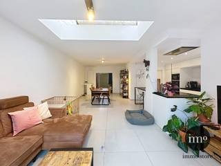 Looking for a SPACIOUS and BRIGHT home in the HEART of Willebroek? IMMO STORE proudly presents this CHARMING, MOVE-IN READY SEMI-DETACHED HOUSE, quietly located in a PLEASANT, RESIDENTIAL neighborhood and offering ALL THE COMFORT a modern family needs.<br />Upon entering, you are welcomed into a well-maintained entrance hall with a guest toilet. The property features an exceptionally SPACIOUS and LIGHT-FILLED living area with a LARGE SLIDING WINDOW opening onto the WEST-FACING GARDEN – perfect for enjoying the AFTERNOON and EVENING SUN. The OPEN, FULLY EQUIPPED MODERN kitchen connects seamlessly to the living space and forms the heart of the home.<br />On the upper floors, you will find no fewer than FOUR FULL-SIZED BEDROOMS, including a fitted attic room serving as the MASTER BEDROOM, complete with a SHOWER ROOM and DRESSING AREA. In addition, the house benefits from a SECOND bathroom, ensuring OPTIMAL COMFORT for the entire family.<br />Located close to shops, schools, public transport, and major access roads, this home combines a peaceful residential setting with excellent accessibility.<br />+++ ELECTRICITY COMPLIANT +++ EPC “B” +++