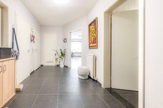 Deze duplex, hoekapp van ca 137m2 is gelegen op de 3de - 4 de verdieping van een kleinschalig appartementsblokje en heeft de ideale ligging. De indeling is als volgt: inkomhal, aangename leefruimte, keuken voorzien van toestellen, aparte berging. De nachthal geef toegang tot de 3 slaapkamers en de badkamer. Inclusief aparte garagebox. Er is een offerte voor het plaatsen van nieuwe pvc ramen en deze werken zullen ook nog uitgevoerd worden door de huidige eigenaar. Het appartement is momenteel verhuurd. extra's: lift aanwezig in het gebouw, terrassen werden reeds vernieuwd.