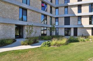 PLAN NU UW BEZOEK AAN EEN AFGEWERKT APPARTEMENT<br />DIT PROJECT KOMT IN AANMERKING VOOR DE 6%* BTW REGELING!<br /><br />Als je mooi, modern en natuurlijk wil wonen in centrum Beveren, dan kan je niet om Pinnacle House heen.<br /><br />Dit unieke project bestaat uit drie moderne gebouwen met in totaal 73 energiezuinige appartementen.<br />De ligging is ideaal: nabij de Prosper Van Raemdonckstraat, op amper 300m van de winkelstraten en de sportzone.<br />Daarnaast is de architectuur om van te smullen. Via grote terrassen en kamerhoge raampartijen heeft elke wooneenheid een directe link met de groenzone. Bovendien zijn ontwerp en indeling heel logisch en functioneel opgevat. Zo beschik je over een ruime leefruimte en een groot zuid of zuidwest georiënteerd terras, is er vloerverwarming aanwezig en kan je je auto kwijt in de grote ondergrondse parking.<br /><br />Benieuwd naar de indeling van de laatste appartementen?<br />Plan NU uw werfbezoek in via verkoop@homevast.be of tel 03 344 77 44.<br /><br />Verder geniet dit project de 6%* BTW regeling. (*onder voorbehoud dat U als koper ook voldoet aan de voorwaarden voor de 6% BTW maatregel (o.a. eigen bewoning,...))