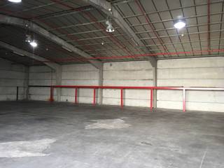 <p>Dit verzorgde magazijn van 600 m² beschikt over een inpandige kantoorruimte van ± 25 m² en 3 parkeerplaatsen. Het pand ligt op een afgesloten bedrijfsterrein met camerabewaking en nachtverlichting.</p>
<p>Het magazijn is toegankelijk via een elektrische sectionaalpoort en is voorzien van verlichting en individuele verwarming op aardgas. Daarnaast beschikt het gebouw over een automatische blusinstallatie en rookdetectie — een uitrusting die je in dit segment zelden terugvindt en die de brandverzekering van de huurder gevoelig kan drukken.</p>
<p>De algemene maandelijkse kosten bedragen € 280 en omvatten het opruimen van het gemeenschappelijk terrein en de parking, het onderhoud van de groenzones, de nachtverlichting en camerabewaking, en het onderhoud van de daken en de automatische toegangspoort.</p>
<p>Interesse? Contacteer Structura.biz voor een bezoek ter plaatse!</p>