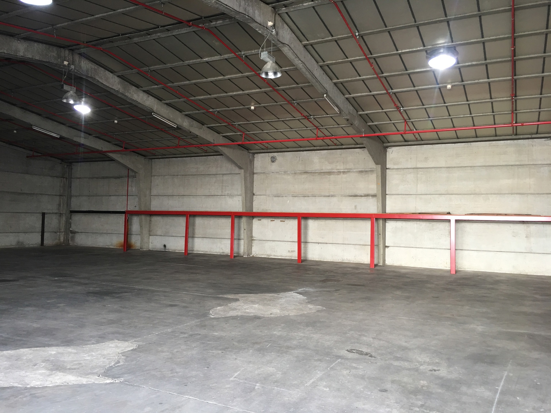 Magazijn van 600m² mt kantoorruimte te huur in Lokeren - foto 3