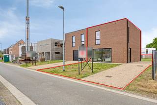 Sur un terrain de 407m², nous trouvons ce bâtiment mitoyen (lot 10) avec 3 chambres à vendre. Situé près du centre de Balen et bien relié à Mol, Lommel, Bourg-Léopold, Ham et Meerhout. L'espace de vie lumineux, les panneaux solaires et le jardin privé sont quelques-uns des nombreux avantages. Disposition de la maison :Rez-de-chaussée : - hall d'entrée- toilettes avec lavabo- salon avec cuisine ouverte- rangementPremier étage :- salle de nuit - salle de bain avec baignoire, douche et double vasque- 3 chambres spacieuses - toilettesLes avantages de cette maison :- chauffage au sol avec pompe à chaleur air-eau- panneaux solaires- exonération de l'impôt foncier (KI) pendant les 5 premières années (niveau E < 20)Accessibilité de cette maison À 1 km du marché de Balen1,2 km depuis gare Balen0,7 km des écoles