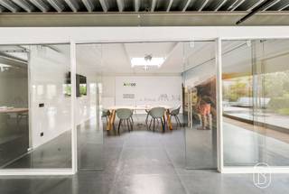 <p>Uniek wonen en werken op een perceel van ca. 2.400 m²</p><p>Op een perceel van ca. 2.400 m² bevindt zich dit uitzonderlijke eigendom waar wonen en ondernemen perfect samengaan. Het geheel omvat een ruim magazijn, moderne, stijlvolle kantoren en een perfect onderhouden woonst, ideaal voor zelfstandigen of ondernemers.</p><p>De hippe burelen genieten van veel natuurlijk licht en een hoogwaardige afwerking, terwijl het magazijn tal van mogelijkheden biedt voor opslag, productie of logistiek. De instapklare woning combineert ruimte, comfort en kwaliteit.</p><p>Dankzij de verzorgde uitstraling, ruime parkeermogelijkheden en veelzijdige indeling is dit een zeldzame opportuniteit voor wie wonen en werken op één locatie wil combineren.</p>