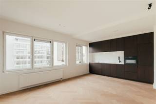 Ontdek dit TOP-renovatieproject! Eerste verhuring!Dakverdieping: licht, rust en een zonnig dakterrasDit charmante appartement met één slaapkamer valt...