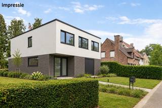 Deze energiezuinige woning vormt bijna een blanco canvas voor wie een huis graag esthetisch volledig naar eigen smaak afwerkt. De grote technische en energetische investeringen zijn reeds gebeurd, met onder meer een <strong>geothermische warmtepomp, vloerverwarming en 20 zonnepanelen</strong>, terwijl vooral de verdere inrichting en buitenaanleg nog ruimte laten voor een persoonlijke invulling. Grote raampartijen, royale leefruimtes en vijf slaapkamers maken het bovendien tot een bijzonder veelzijdige gezinswoning.<br /><br />De <strong>Cambeenboslaan</strong> ligt in een groene en residentiële woonomgeving. Het centrum en de winkelzone van Sint-Job liggen vlot binnen bereik, terwijl ook het kanaal en de omliggende natuur uitnodigen tot wandelen en fietsen. Tegelijk zorgen nabijgelegen verbindingswegen en openbaar vervoer voor een goede bereikbaarheid richting Antwerpen en de omliggende gemeenten.<br /><br /><strong>Indeling</strong><br />Via de ruime inkomhal met gastentoilet betreedt u de woning, met voldoende plaats om nog een royaal vestiairegedeelte te creëren.<br />Achteraan bevindt zich de ruime woonkamer, waar de vele en grote raampartijen zorgen voor een overvloed aan natuurlijk licht. Aansluitend liggen de eetruimte en de kwalitatieve open leefkeuken, die samen één aangenaam leefgeheel vormen met voortdurend zicht op de nog naar eigen wens aan te leggen tuin en het terras.<br /><br />Naast de eetruimte bevindt zich een praktische berging. Vooraan biedt een tweede, opvallend ruime polyvalente ruimte nog tal van mogelijkheden. Hier zijn de technieken en aansluitingen voor wasmachine en droogkast ondergebracht, maar dankzij de oppervlakte kan deze ruimte evengoed verder worden ingericht als fietsenberging, extra bureau of een combinatie van verschillende functies.<br /><br /><strong>Eerste verdieping</strong><br />Op de eerste verdieping bevinden zich maar liefst <strong>vijf slaapkamers en twee badkamers</strong>. De master bedroom beschikt over een eigen ensuite badkamer, waardoor een aangenaam en meer privaat slaapgedeelte ontstaat.<br /><br /><strong>Tuin</strong><br />Ook buiten krijgt de toekomstige eigenaar alle vrijheid om het geheel verder naar eigen smaak vorm te geven. De tuin en het terras moeten nog worden aangelegd en vormen daardoor letterlijk een blanco blad.<br />Tot slot beschikt de woning over een kruipruimte onder de volledige woning.<br /><br /><strong>Bijzonderheden</strong><br />Met een <strong>geothermische warmtepomp, vloerverwarming doorheen de woning, 20 zonnepanelen, vijf slaapkamers en twee badkamers</strong> is de technische basis bijzonder sterk; de verdere afwerking kan volledig worden afgestemd op de stijl en wensen van de nieuwe eigenaar.