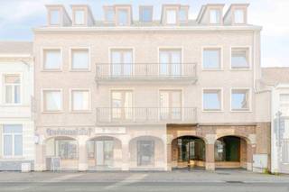 Bent u op zoek naar een strategische uitvalsbasis voor uw zaak of een interessant renovatieproject? Dit polyvalente handelspand van 88 m² biedt...