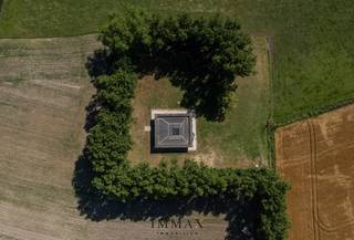 - NIEUWE VOORWAARDEN -Deze unieke loft-villa naar een ontwerp van Sottsass - Italiaans architect en ontwerper - is gelegen in een landelijke omgeving...