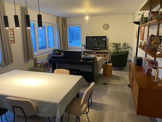 <p><span>RUIM, LUMINEUS EN RECENT GERENOVEERD APPARTEMENT MET 2 SLAAPKAMERS, BUITEN-AUTOSTAANPLAATS EN INDIVIDUELE KELDERBERGING</span></p><p><span>1ste verdieping - ligging nabij centrum met vlotte bereikbaarheid via N16 en A12</span></p><p><span> </span></p><p><span>Inkomhal / living met eetplaats en super-ingerichte open keuken (totale opp.: 36m²) / 2 slaapkamers (3,9 x 3,4m; 3,6 x 3,1m) / badkamer met dubbele wastafel, inloopdouche en wc.</span></p><p><span>Buiten-autostaanplaats / individuele kelderberging / gemeenschappelijke fietsenberging.</span></p><p><span> </span></p><p><span>Lasten: € 30 / maand.</span></p><p><span> </span></p>