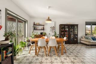 <p><u><strong>Te koop:</strong></u> instapklare open bebouwing in Steenokkerzeel, landelijk gelegen met vrij zicht.<br /><br />Deze charmante bungalow werd in 2016 volledig gerenoveerd en biedt een comfortabele indeling in een groene omgeving. Dankzij de open ligging geniet u van een prachtig vrij uitzicht over de omliggende velden. De woning is perfect instapklaar, waardoor u meteen kunt genieten van het landelijke leven zonder extra verbouwingen. Met een ruime tuin van 200 m² en een praktische indeling is dit een ideale plek voor wie rust en comfort zoekt.<br /><br /><u><strong>Belangrijkste ruimtes:</strong></u><br />• Woonkamer (27,9 m²) met veel lichtinval<br />• Keuken (11,6 m²) met aansluitende bijkeuken (6,8 m²)<br />• Twee slaapkamers (13,5 m² en 14,5 m²)<br />• Badkamer (5,4 m²)<br />• Inkomhal (12,6 m²)<br />• Berging (3,2 m²)<br />• Garage (18,3 m²)<br />• Veranda (13,9 m²) en ruim tuinhuis (43,47 m²)<br />• Zolder<br />• Tuin (200 m²)<br /><br /><u><strong>Troeven:</strong></u><br />• Landelijk gelegen met vrij zicht<br />• Volledig gerenoveerd in 2016<br />• Instapklare bungalow<br /><br />Meer informatie of een bezoek met Margaux Mulkers? Contacteer ons via +3223351115<br />JOUW DROOMHUIS. ZO GEVONDEN!</p>