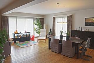 Leuk en verzorgd 3- slaapkamer appartement gelegen op de eerste verdieping van een kleinschalig gebouw nabij alle faciliteiten van de zuidrand van de stad (winkels, parken, openbaar vervoer, universiteiten,...) Grote inkom op hardsteen, apart toilet, ruim en lichte leefruimte op parket met haard en zonneterras en ingerichte keuken. Verder drie slaapkamers en luxe badkamer met douche-ligbad en wasplaats. Inpandige parking voor fietsen. Ideaal jong gezin of investering voor studentenverhuur!