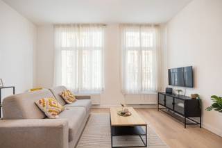 <p>Wonen in het hippe Boho</p><p> </p><p>Op de grens van Zurenborg en BOHO ligt een prachtig kleinschalig gebouw met een authentieke gevel. Dichtbij het stadscentrum, maar toch aangenaam en rustig wonen.</p><p>Je wandelt zo naar de Dageraadplaats voor een koffietje of een aperitief, maar ook het Moorkensplein en het Zuid zijn niet veraf.</p><p>Wie Antwerpen een beetje kent, weet dat deze buurt al jaren rustig haar eigen charme heeft opgebouwd.</p><p> </p><p>De ligging is centraal, op fietsafstand van het centrum en het Centraal Station. Invalswegen en de ring zijn binnen handbereik, net als de vele winkels en supermarkten.</p><p> </p><p>In dit kleinschalige gebouw bevindt zich op de eerste verdieping een verzorgd éénslaapkamerappartement dat recent werd gerenoveerd.</p><p> </p><p>• 68 m² woonoppervlakte met praktische indeling</p><p>• Volledig gerenoveerd met moderne en kwalitatieve materialen</p><p>• Lichtrijke leefruimte met open keuken</p><p>• 1 slaapkamer met ensuite badkamer</p><p>• Kelderberging aanwezig</p><p> </p><p>Het appartement heeft een lichte leefruimte met hoge plafonds en aansluitend een open keuken. Grote ramen, mooie materialen, en een praktisch ingerichte leefruimte.</p><p> </p><p>De open keuken is modern afgewerkt en uitgerust met alle toestellen. Voldoende werkruimte, praktische opbergkasten en alles binnen handbereik. Een keuken waar koken en gezellig samenzijn moeiteloos samenkomen.</p><p> </p><p>Achteraan het appartement ligt de ruime en rustig gelegen slaapkamer. Aansluitend bevindt zich de badkamer met een mooie inloopdouche en een strak wastafelmeubel. Praktisch ingericht en netjes afgewerkt.</p><p> </p><p>Daarnaast is er nog een kelderberging voorzien, handig voor fietsen, koffers of alles wat je liever niet in de woonkamer bewaart.</p><p> </p><p>Ontdek het zelf en plan je bezoek via www.sinjoor.be of 03 283 05 00</p>