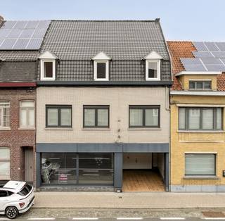 Uniek pand op een commerciële ligging te Wevelgem<br /><br />Ontdek deze unieke opportuniteit: een instapklare woning op een uitstekende commerciële ligging, perfect voor wie wonen en ondernemen wil combineren. Deze eigendom biedt niet alleen een volledig gerenoveerde en stijlvolle woonruimte, maar beschikt ook over een ruime toonzaal met grote raampartijen die zorgen voor maximale zichtbaarheid en natuurlijke lichtinval.<br />Indeling en troeven:<br />Moderne, lichtrijke leefruimte met open keuken<br />Meerdere slaapkamers en een eigentijdse badkamer<br />Professioneel ingerichte toonzaal of winkelruimte met aparte ingang<br /><br />Ideaal voor zelfstandigen, vrije beroepen of kangoeroewoning.<br /><br />De woning heeft de volgende indeling:
<ul>
<li>Aan gevelzijde enerzijds dubbele garage en anderzijds een winkelruimte van 52m²</li>
<li>Prachtige vernieuwde leefruimte met open keuken met een oppervlakte van 72m²</li>
<li>Afzonderlijk toilet met lavabo</li>
<li>Leef- praktijk- of slaapkamers 30m²</li>
<li>Wasplaats</li>
<li>Berging</li>
<li>Terras met een zeer ruime tuin van 350m²</li>
<li>Kelder</li>
</ul>
1<sup>STE</sup> VERDIEP:
<ul>
<li>Trap- en nachthal</li>
<li>Leidingen voorzien voor een 2<sup>de</sup> keuken</li>
<li>Grote badkamer met inloopdouche, lavabomeubel en toilet</li>
<li>3 ruime slaapkamers</li>
<li>Dressing</li>
</ul>
2<sup>DE</sup> VERDIEP/ZOLDER:
<ul>
<li>Vaste trap</li>
<li>3 extra slaapkamers</li>
<li>Grote geïsoleerde zolder voor 4 extra kamers</li>
</ul>
Divers: Instapklare gerenoveerde (in 2016)woning, met o.a.: splinternieuw dak, nieuwe elektriciteit, overal centrale verwarming met Viesman brander, overal nieuwe ramen met hoogrendementsglas (advanced glas).<br /><br />Gelegen op een strategische locatie met veel passage en visibiliteit. Dankzij de gunstige ligging zijn zowel het centrum, winkels, scholen als openbaar vervoer vlot bereikbaar.<br />Deze eigendom combineert het beste van twee werelden: comfortabel wonen én professioneel ondernemen, allemaal onder één dak.<br />Een unieke kans die je niet mag missen! Neem vandaag nog contact met ons op voor een bezoek.<br />