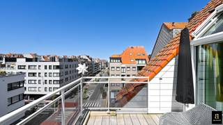 <p>Duplex prêt à emménager avec 2 terrasses ensoleillées.<br /><br />Ce bel appartement rénové allie des finitions de haute qualité à de spacieuses terrasses ensoleillées et un emplacement de premier choix. À seulement 500 m de la plage, dans un immeuble à petite échelle (un appartement par étage).<br /><br />Agencement<br />Dès l’entrée, vous accédez au séjour lumineux avec accès à une grande terrasse, parfaite pour profiter du soleil de l’après-midi et du soir. Pour les lève-tôt, une deuxième terrasse attenante à la cuisine et à la salle à manger permet de prendre le petit-déjeuner au soleil. Ce niveau dispose également d’un vestiaire et d’un WC invités.<br /><br />À l’étage se trouve le hall de nuit qui mène à deux chambres conviviales et fonctionnelles, chacune avec sa propre salle de bain (bain ou douche).<br />Possibilité à acheter un emplacement de voiture à l'Av Leopold nr 104  au €69 000 <br />Énergie: PEB: 181 kWh/m² (UC: 2669321)</p>