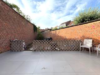 RUSTIGGELEGEN RIJWONING MET 2 SLK, LEUKE STADSTUIN EN PARKING VOOR 2 WAGENS;<br />Indeling: ruime inkomhal, apart gastentoilet, RUIME LEEFRUIMTE, grote LEEFKEUKEN, bijkeuken, DROGE KELDER, leuke ruime stadstuin met GROOT TERRAS;<br />1e verdieping: 2 RUIME SLAAPKAMERS, gerenoveerde badkamer en een bureauruimte/babykamer<br />Meer info of plan je bezoek: WWW.IMMOBEGUIN.BE of info@immobeguin.be